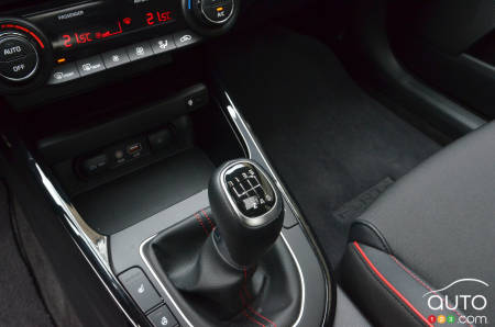 Kia Forte5 GT 2021, levier de boîte de vitesse manualle